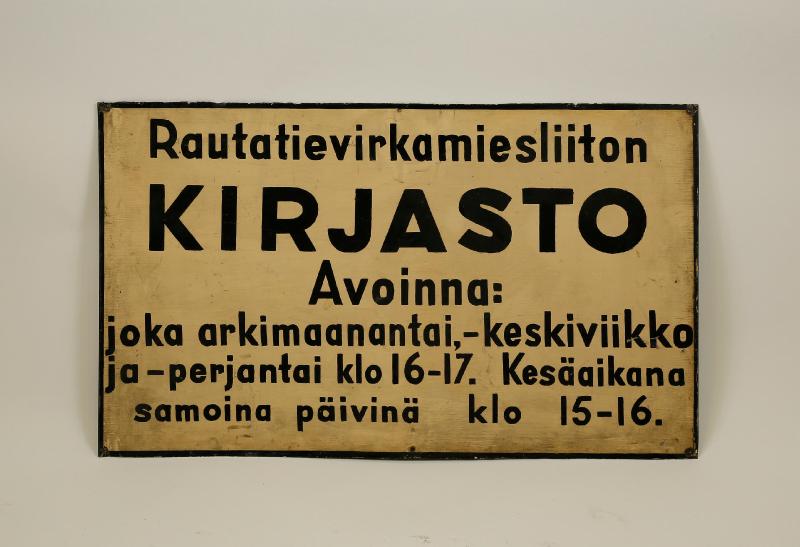 Kellertävä kyltti, joka kertoo kirjastosta.