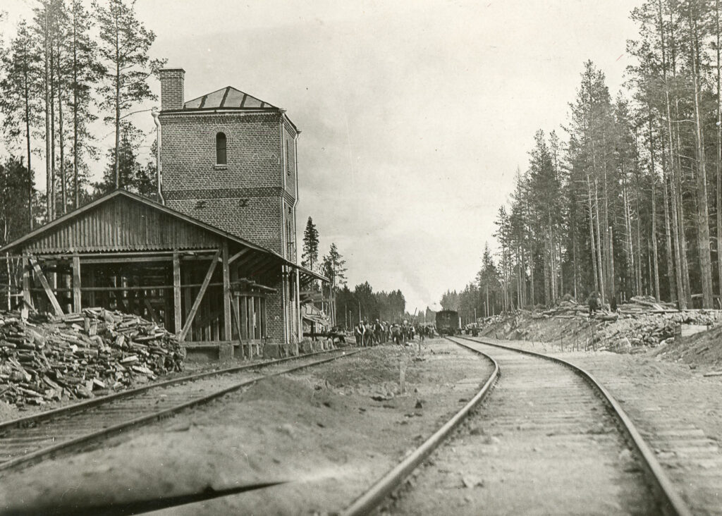 Rata keskellä kuvaa, oikeassa laidassa rakennus.