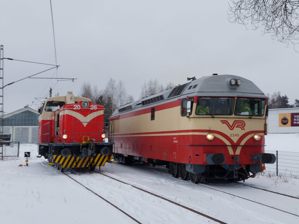 Kuvassa kaksi dieselveturia vierekkäin, taustalla näkyy museohalli.