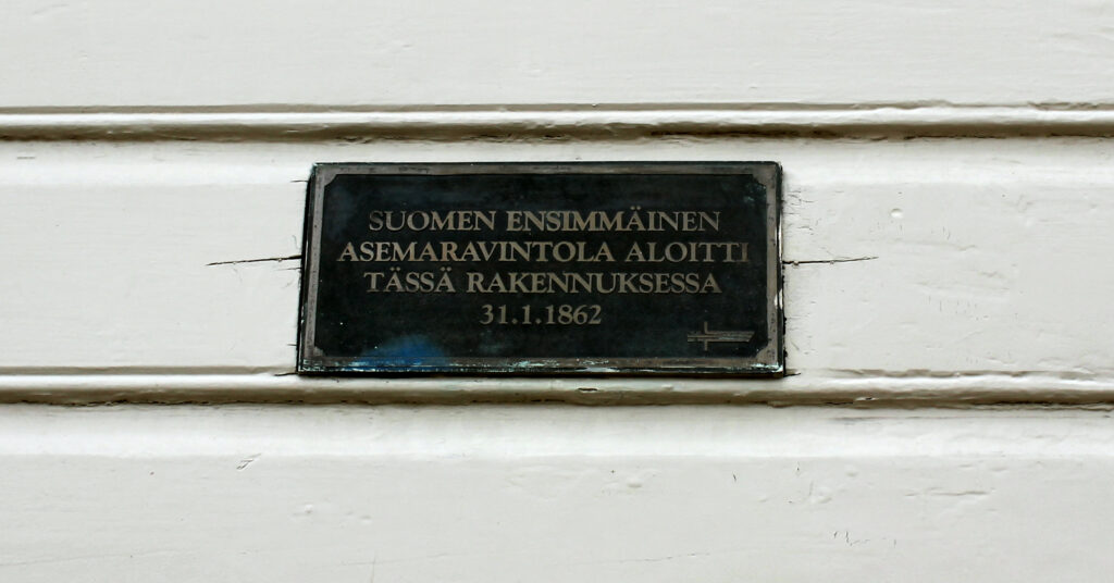 Kyltti ensimmäisen asemaravintolan muistoksi.
