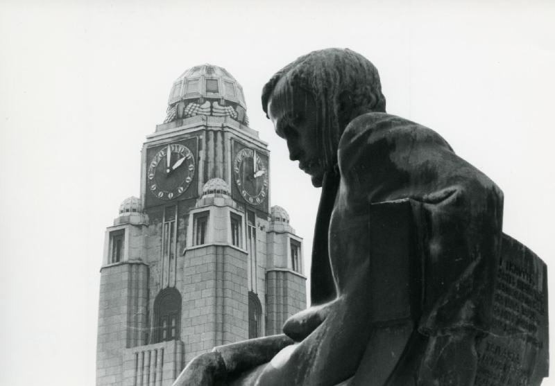 Patsashahmo ja kellotorni.