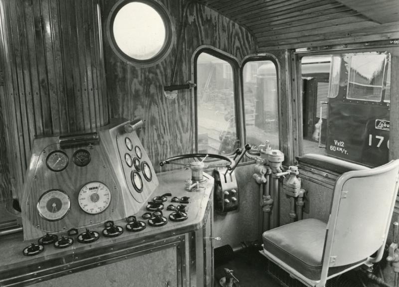 Dieselveturin ohjaamo, penkki etualalla.