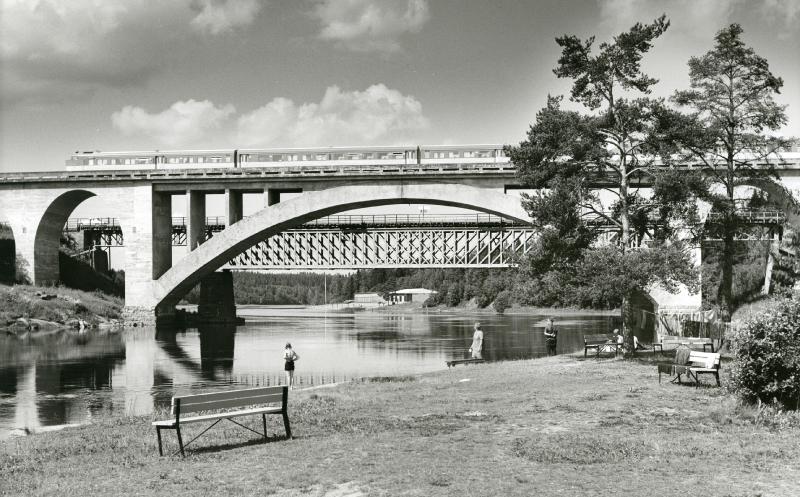 Juna ylittää rautatiesiltaa.