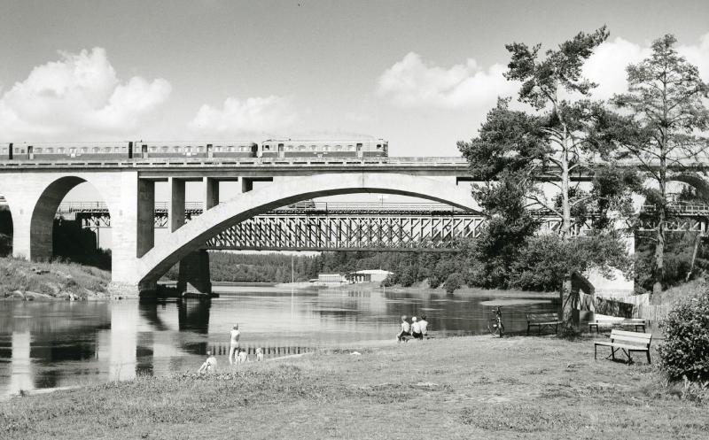 Juna ylittämässä rautatiesiltaa.