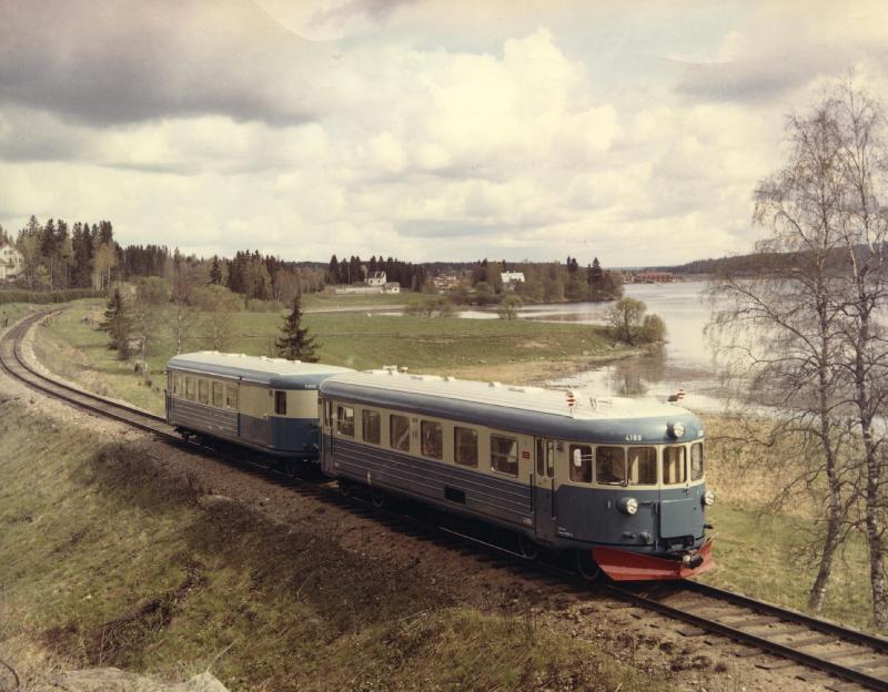 Juna kesäisessä maisemassa.