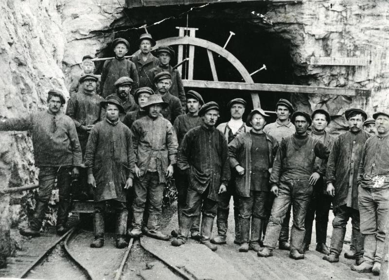 Henkilöitä radanrakennuksella.