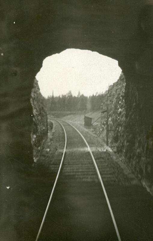 Näkymä rautatietunnelista ulospäin.