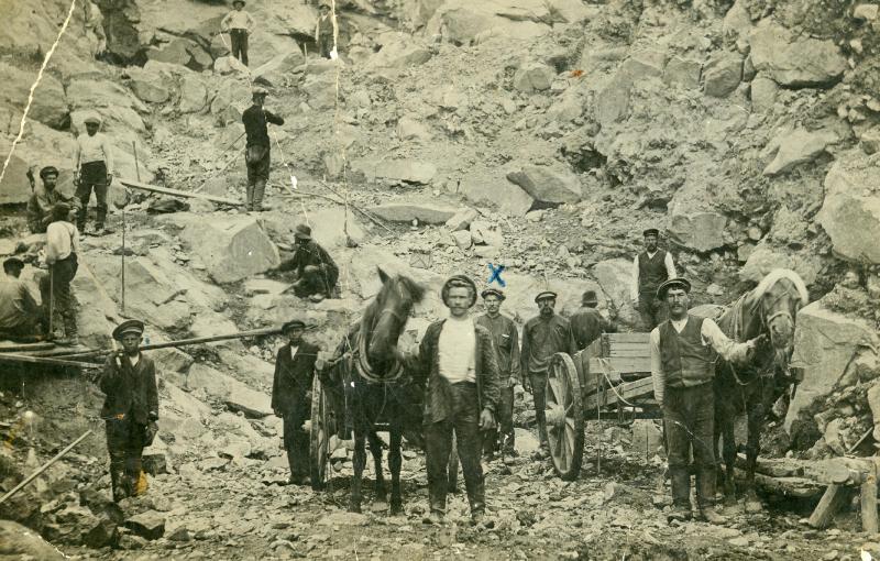 Henkilöitä radanrakennuksella.