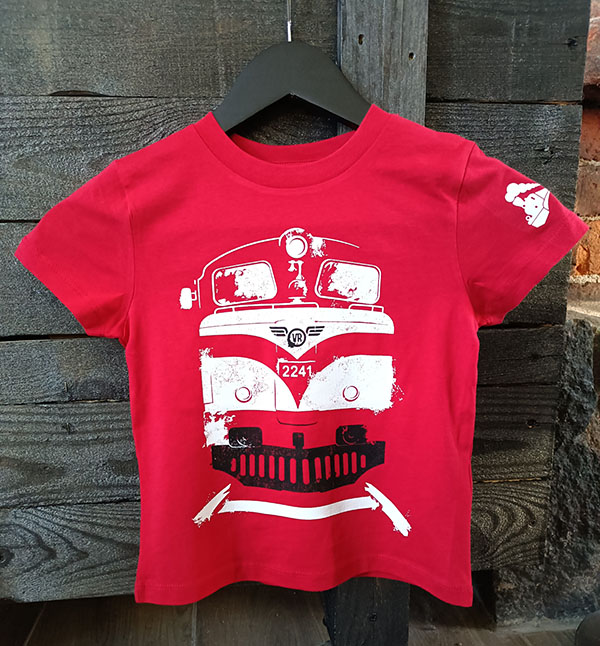 punainen t-paita henkarissa puutaustaa vasten