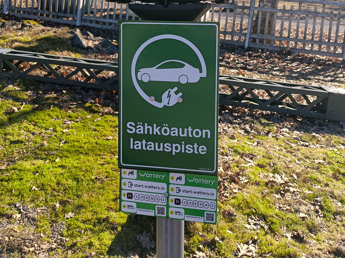 Sähköauton latauspisteen kyltti